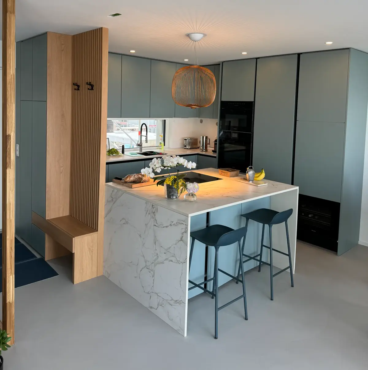 Moderne Kücheninsel mit Naturstein-Arbeitsplatte, Holzverkleidung und integrierter Sitzgelegenheit