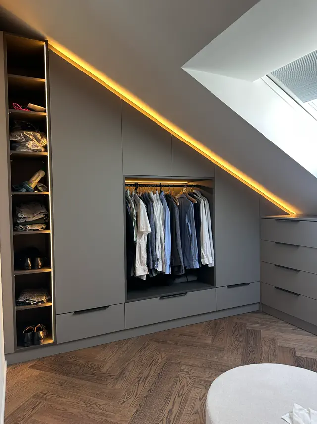 Moderner Einbauschrank unter Dachschräge mit LED Beleuchtung und offenen Regalen